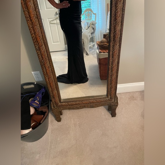 Stunning black dress with very small train. - Picture 5 of 11